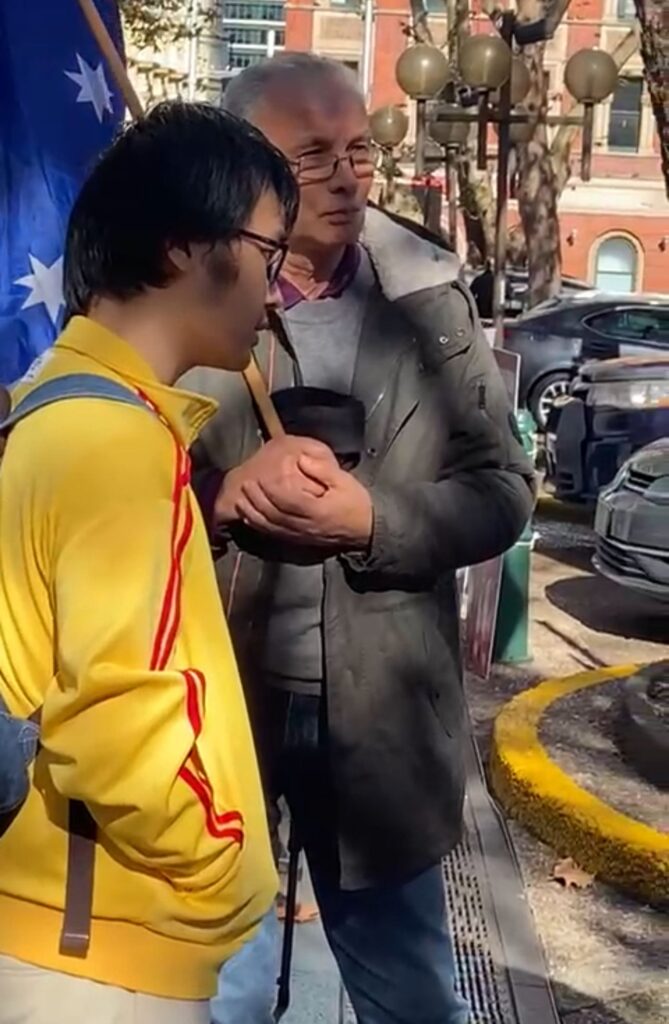 ئاۋۇسترالىيەنىڭ سېدنېي شەھرىدە ئۆتكۈزۈلگەن نامايىش بىر قىسىم خىتايلارنىڭ ئىغۋاگەرچىلىكىگە دۈچ كەلگەن