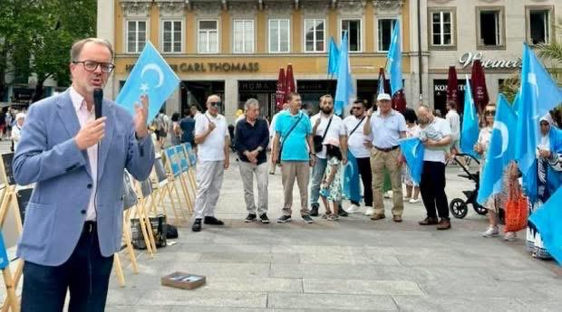 5-ئيۇل قەتلىئامى مۇناسىۋىتى بىلەن دۇنيانىڭ ھەرقايسى جايلىرىدىكى ئۇيغۇرلار نارازىلىق نامايىشلىرى ۋەخاتىرىلەش پائالىيەتلىرى ئېلىپ باردى.